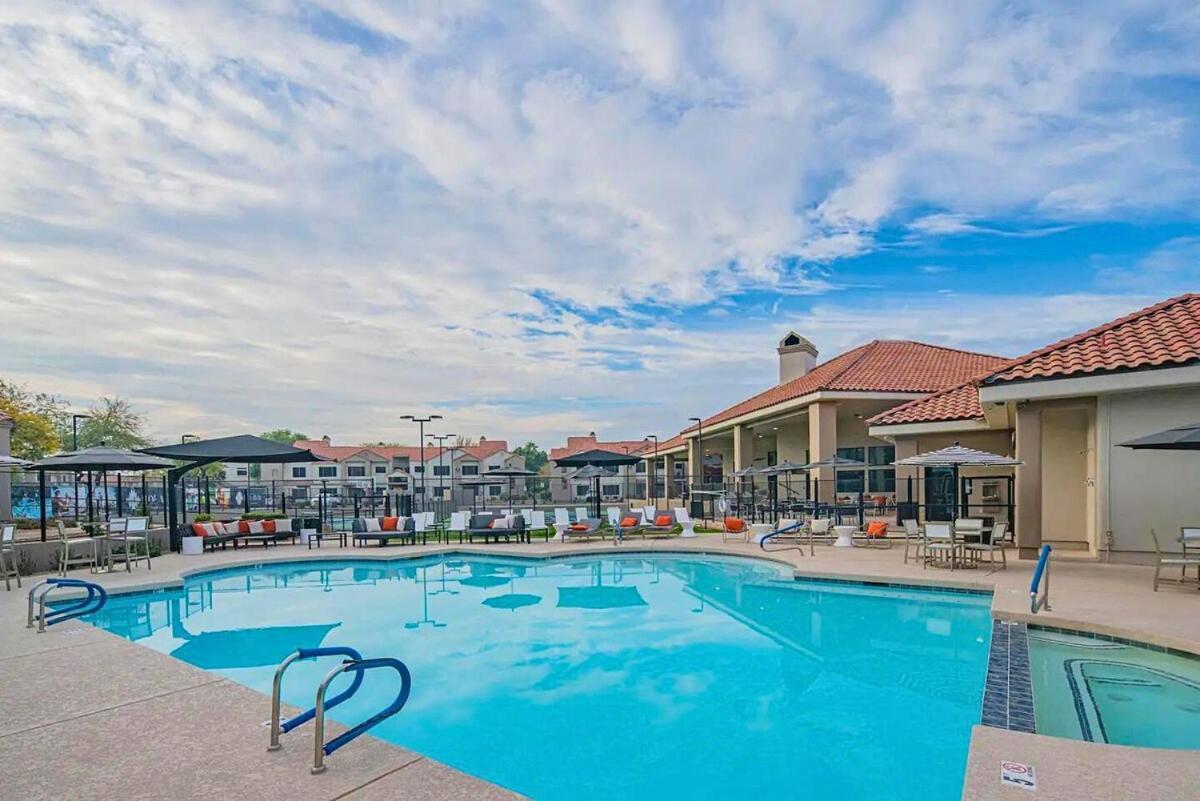 Apartment 2 Pools With 1 Bedroom And 2 Ba Brand New Fresh Unit - H1162 Scottsdale